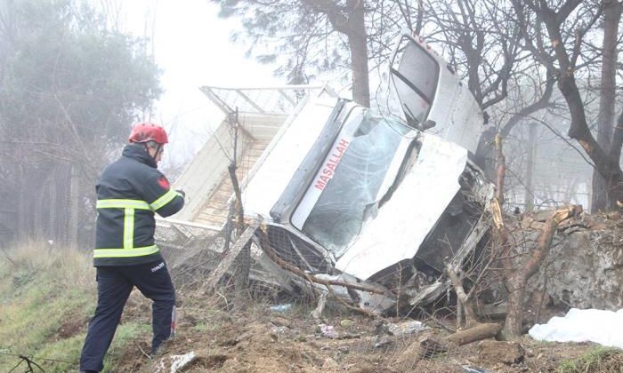 Kazaya müdahale edenlere kamyonet çarptı: 1 ölü, 1’i polis 3 yaralı