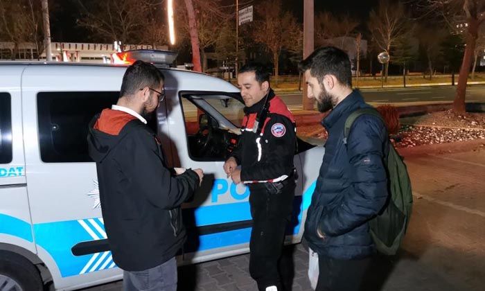 ATM önünde yerde buldukları 750 TL’yi polise teslim ettiler