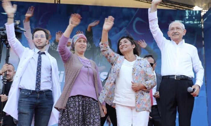 Binlerce CHP’linin alkışladığı Esma AK Parti rozeti taktı