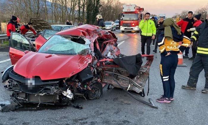 Otoyolda feci kaza, tır karşı şeride geçti: 1 ölü, 1 yaralı