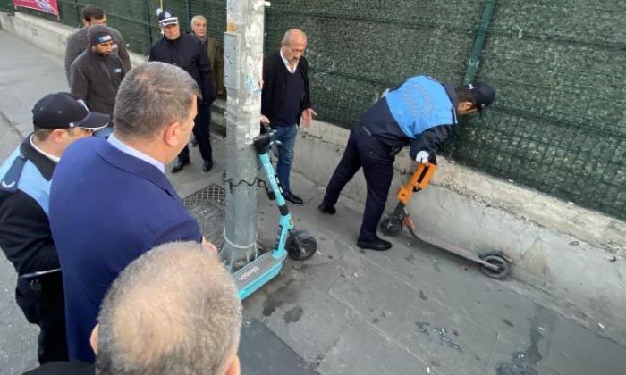 Kadıköy Belediyesi kaldırımdaki scooterları topladı