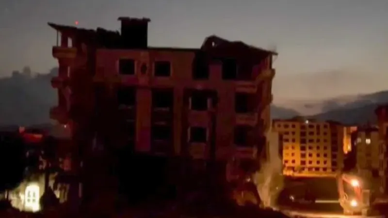 İş makinesi operatörü 6 katlı binayı yere vurarak sarsıntıyla yıktı