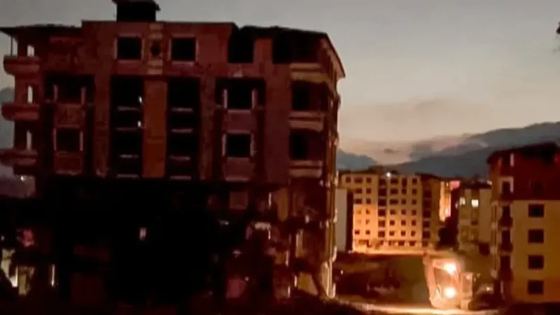 İş makinesi operatörü 6 katlı binayı yere vurarak sarsıntıyla yıktı