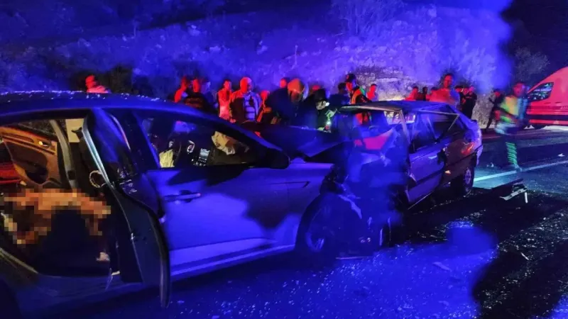 Isparta’da iki otomobil kafa kafaya çarpıştı: 3 ölü, 10 yaralı