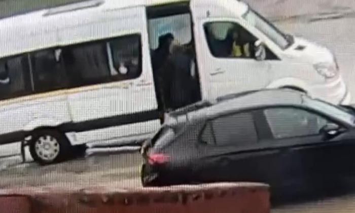Servis şoförü aracı durdurup öğrencileri tokatladı