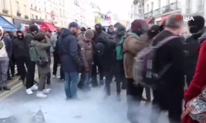 64 yaşında emekliliğe karşı çıkam Fransızlar sokağı savaş alanına çevirdi