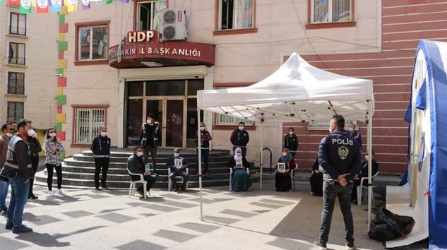 HDP önündeki aileleri korona virüs de yıldırmadı