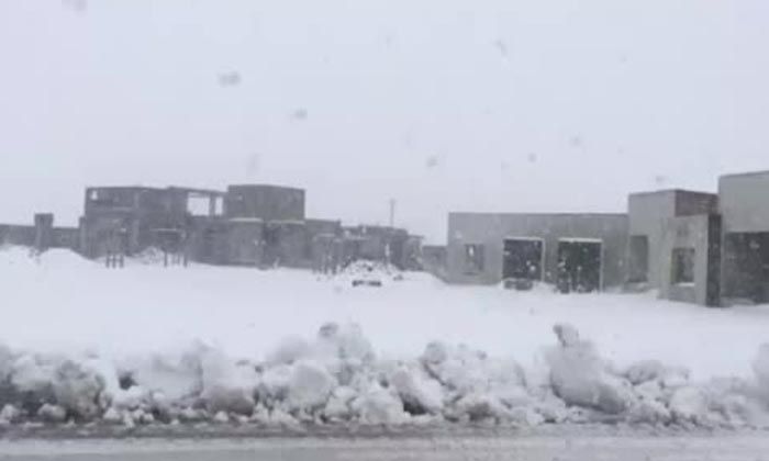 Pakistan’da kar yağdı, hayat durdu