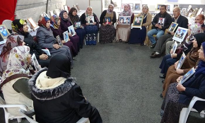 Evlat nöbetindeki ailelerden Meral Akşener’e tepki: Sen de bir annesin!