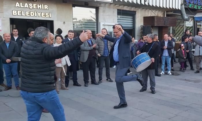 İşçiler maaş zammını oynayarak kutladı