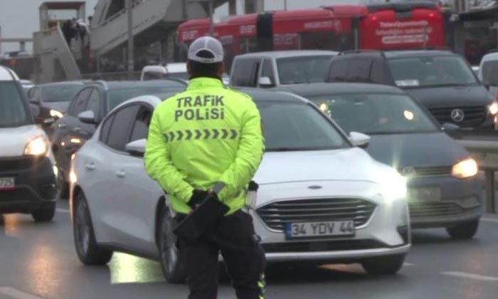 İstanbul’da çakarlı araçlar tek tek durduruldu