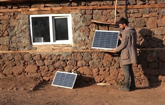 Elektrik olmadığı için yıllardır güneş enerjisi ile aydınlanıyorlar