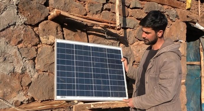 Elektrik olmadığı için yıllardır güneş enerjisi ile aydınlanıyorlar