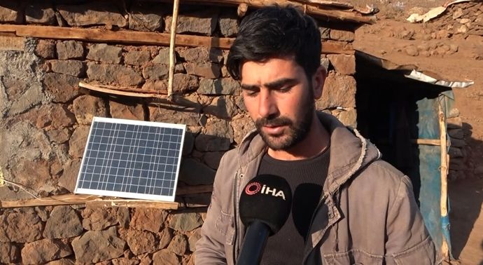 Elektrik olmadığı için yıllardır güneş enerjisi ile aydınlanıyorlar