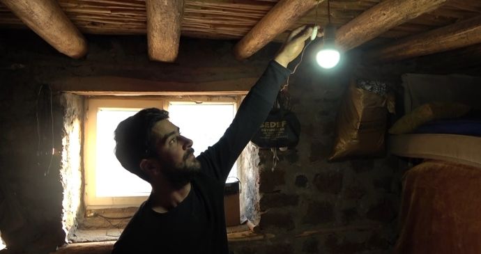 Elektrik olmadığı için yıllardır güneş enerjisi ile aydınlanıyorlar
