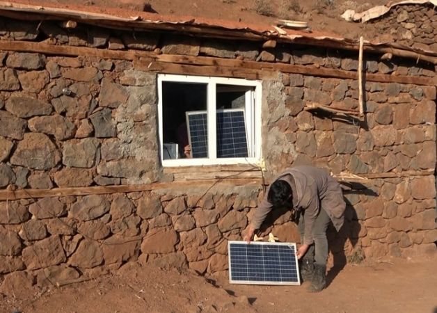 Elektrik olmadığı için yıllardır güneş enerjisi ile aydınlanıyorlar