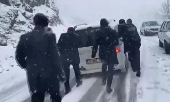 Yolda kalan milletvekili Ahmet Aydın ve Vali, karda araba itti
