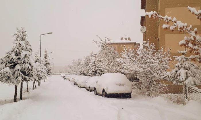 Van’da kar yağışı şiddetlendi, onlarca yerle ulaşım kesildi