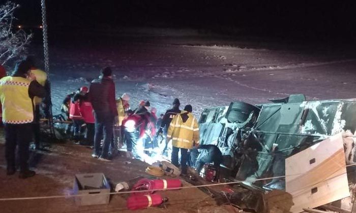 Kayseri’de yolcu otobüsü şarampole devrildi: Ölü ve yaralılar var