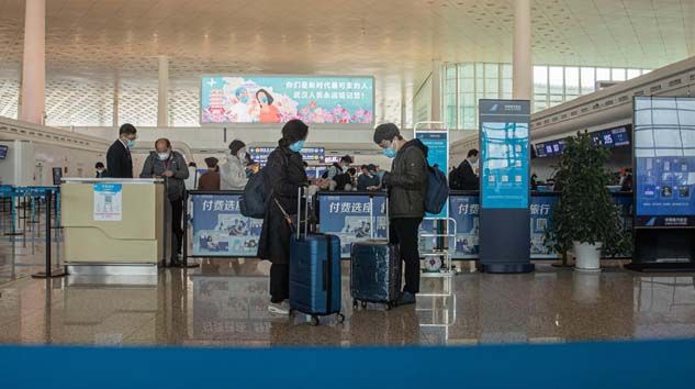 Karantinanın kalktığı Vuhan’da on binlerce kişi kenti terk etti