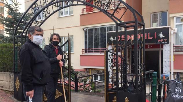 Binalara girip elindeki sıvıyı her yere süren kadın panik oluşturdu