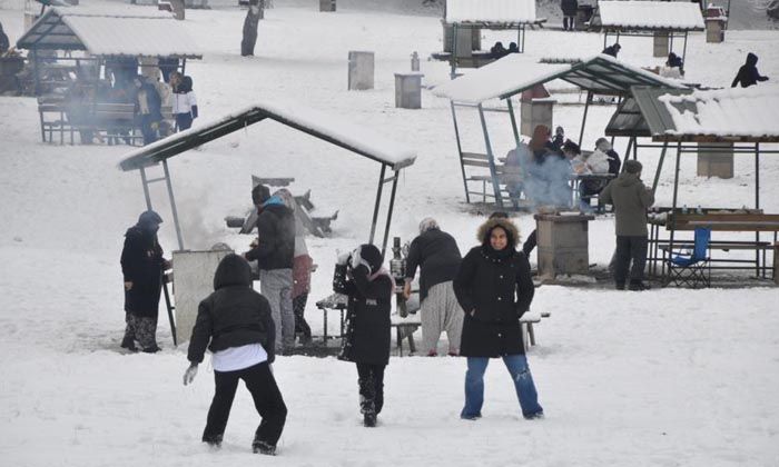 Abant’ta kar 15 santimetreye yükseldi, tatilciler bol bol fotoğraf çekti