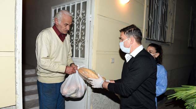 Galatasaray’ın efsanesi Ergün Penbe, Tarsus’ta gıda paketi dağıttı