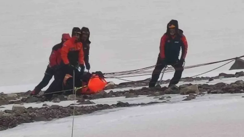 2 dağcının cesedi kamp alanına taşınıyor