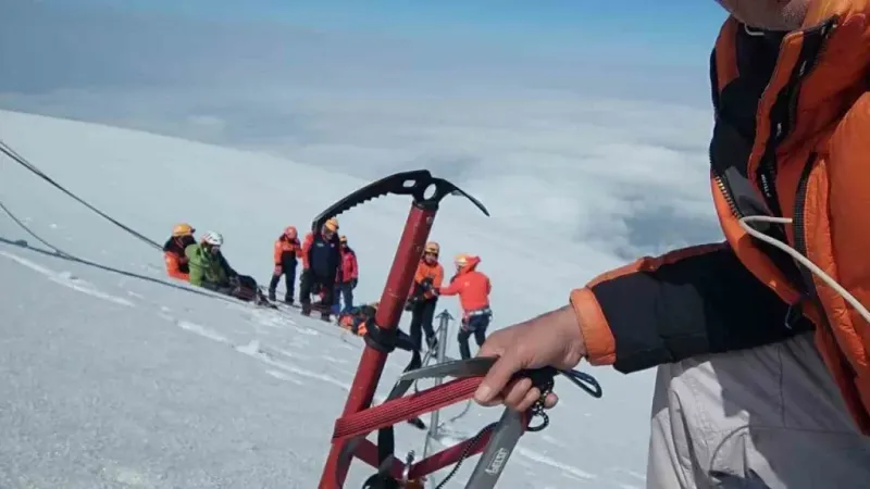 2 dağcının cesedi kamp alanına taşınıyor