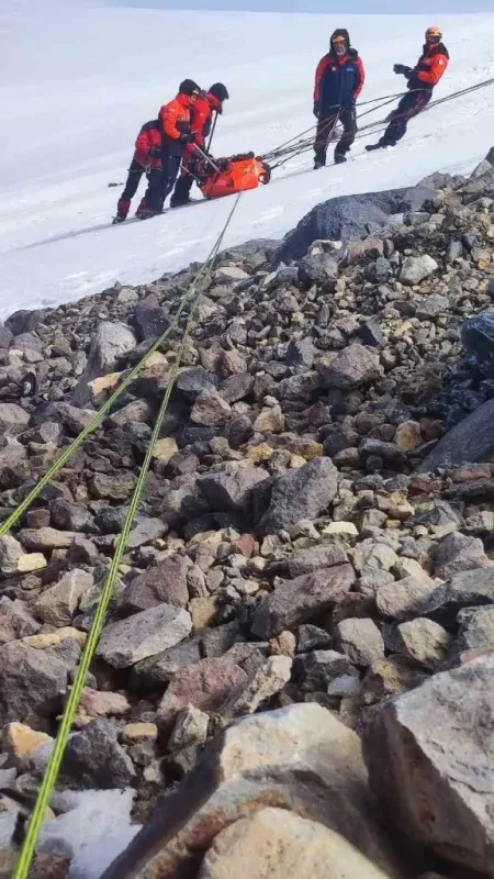 2 dağcının cesedi kamp alanına taşınıyor