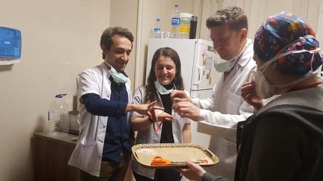 Korona mesaisi yapan doktor çift, acil serviste nişanlandı