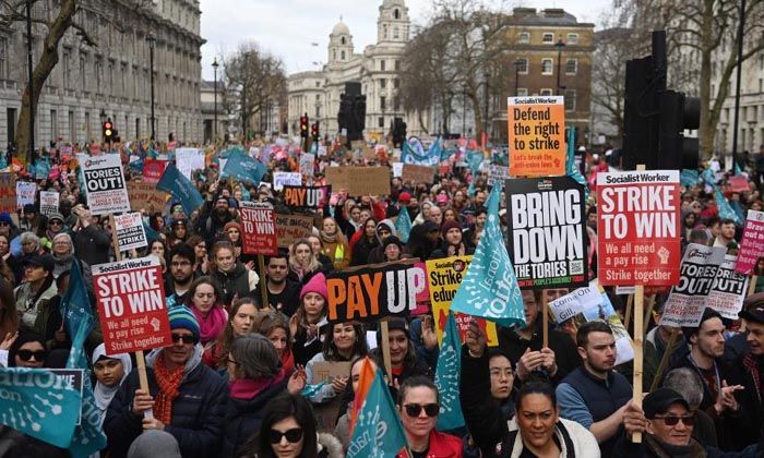 İngiltere’de dev grev: Yarım milyon kişi sokağa indi