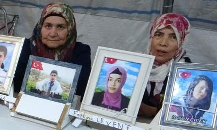 Evladının yolunu gözleyen anne: Ölmeden seni görmek, allı duvaklı gelin etmek istiyorum