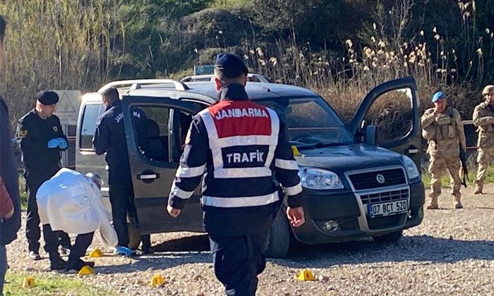 Antalya’da dehşet! 3 kişiyi öldürüp, araçla kaçtı
