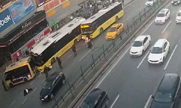 Otobüs durağına dalan İETT şoförünü bir yolcu uyarmış!