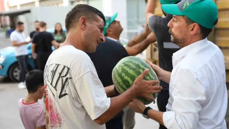 Tarlada kalan karpuzları çiftçiden aldılar, vatandaşa ücretsiz dağıttılar Tarlada kalan karpuzları çiftçiden aldılar, vatandaşa ücretsiz dağıttılar