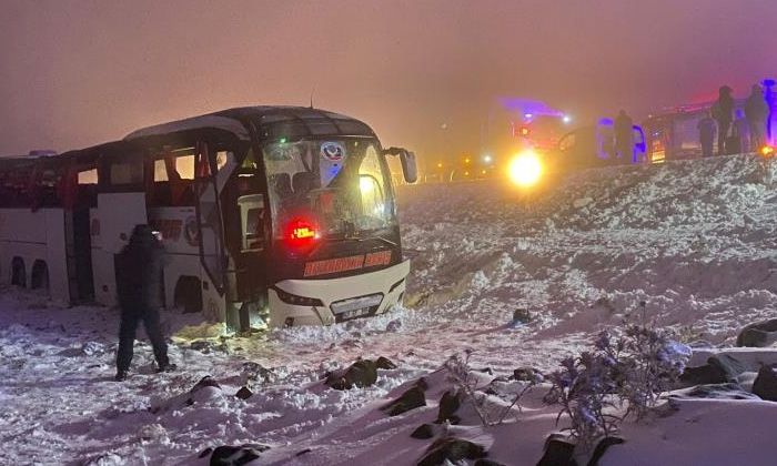 Yoğun kar yağışı yüzünden kaza! Ağır yaralılar var