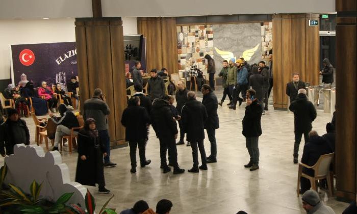 Elazığlılar 7.4’lük depremin ardından güvenli alanlara akın etti