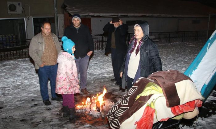Elazığ’da deprem sonrası halk ateş yakıp ısındı