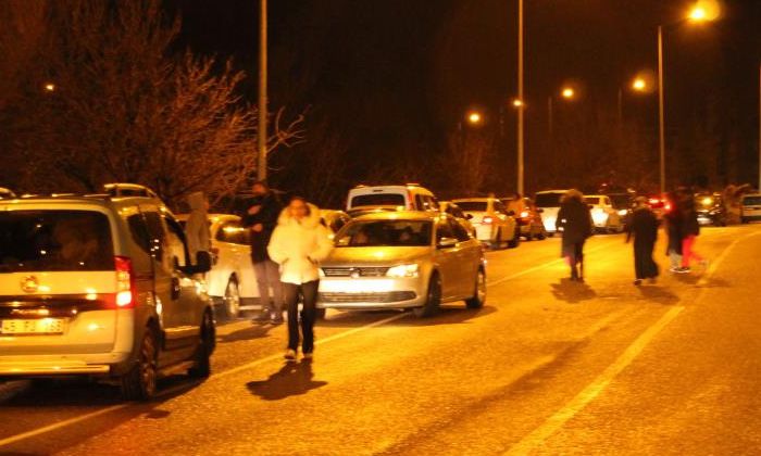 Siirt’te hissedilen şiddetli deprem vatandaşı sokaklara döktü