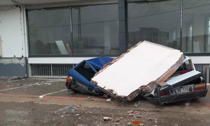 Osmaniye’de 83 bina yıkıldı, 20 kişi hayatını kaybetti Osmaniye’de 83 bina yıkıldı, 20 kişi hayatını kaybetti