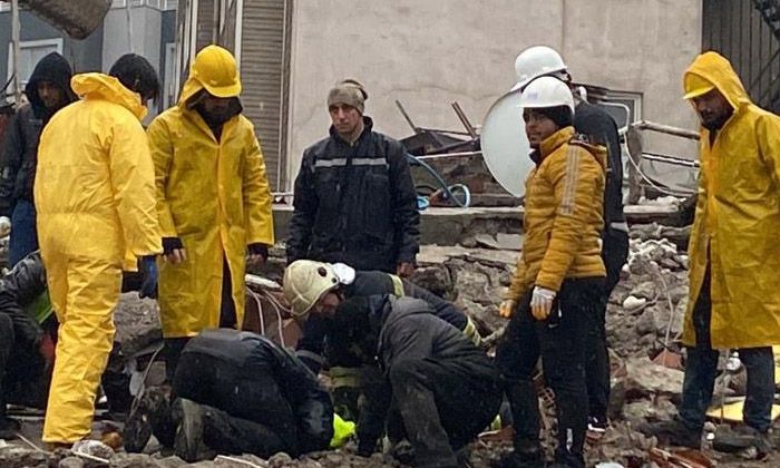 Zamanla yarış başladı! Enkaz altındakileri kurtarmak için çalışmalar sürüyor