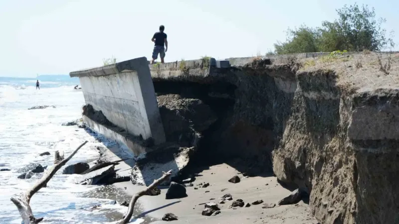 Hırçın Karadeniz sahili yutuyor