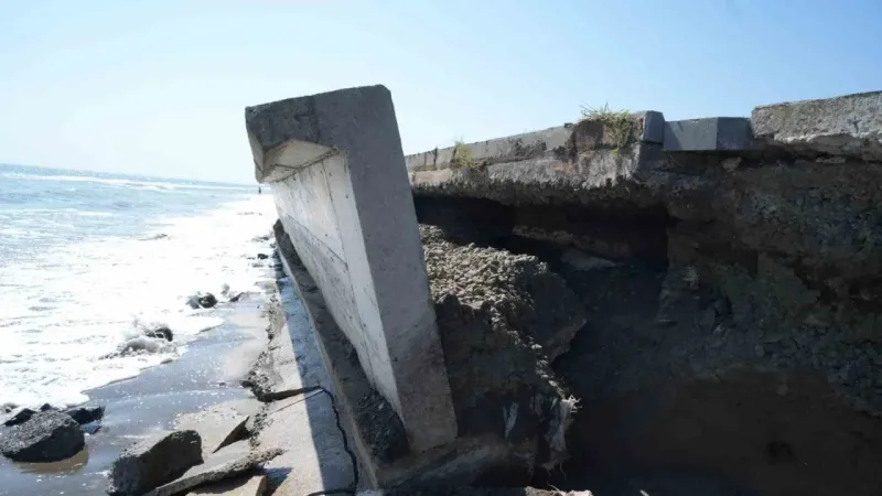 Hırçın Karadeniz sahili yutuyor Hırçın Karadeniz sahili yutuyor