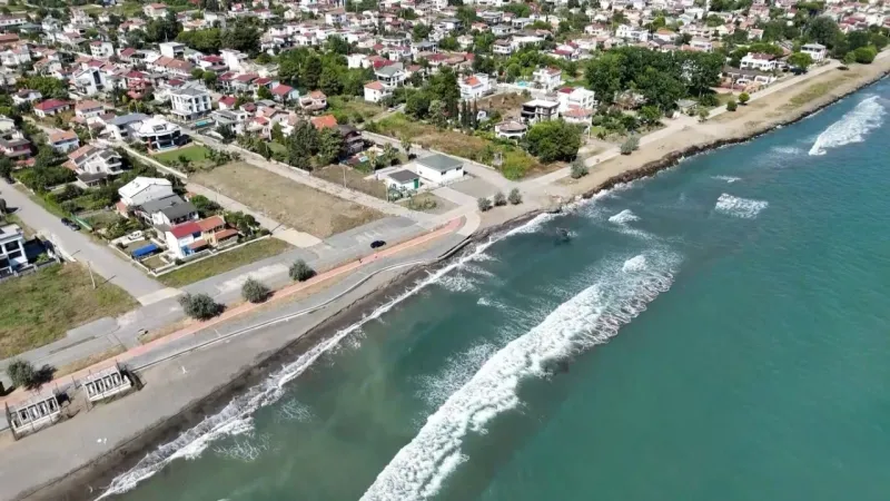 Hırçın Karadeniz sahili yutuyor Hırçın Karadeniz sahili yutuyor