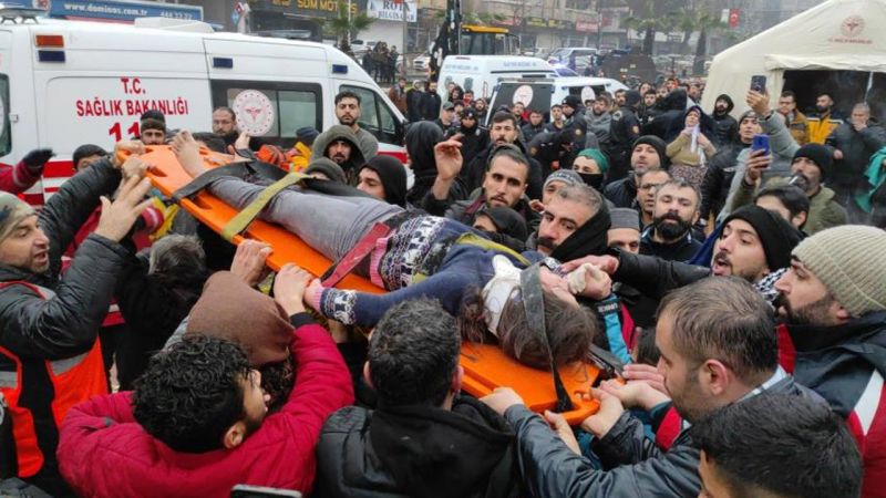 Enkaz altından kurtarılanlar sevinçle karşılandı