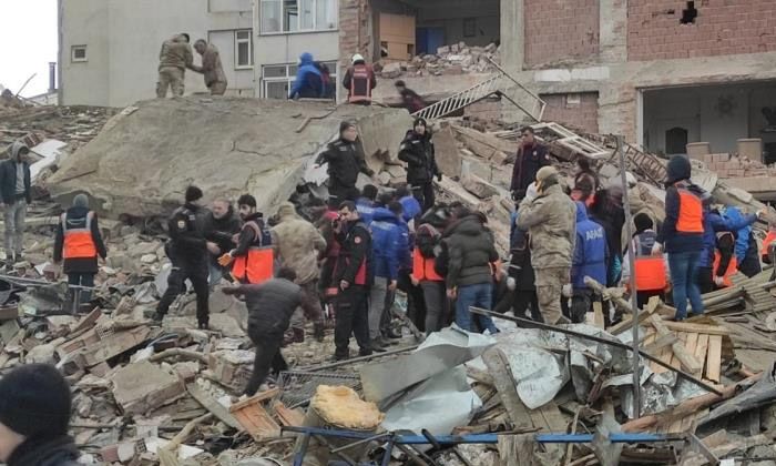 İki büyük depremde can kaybı 1121’e yükseldi