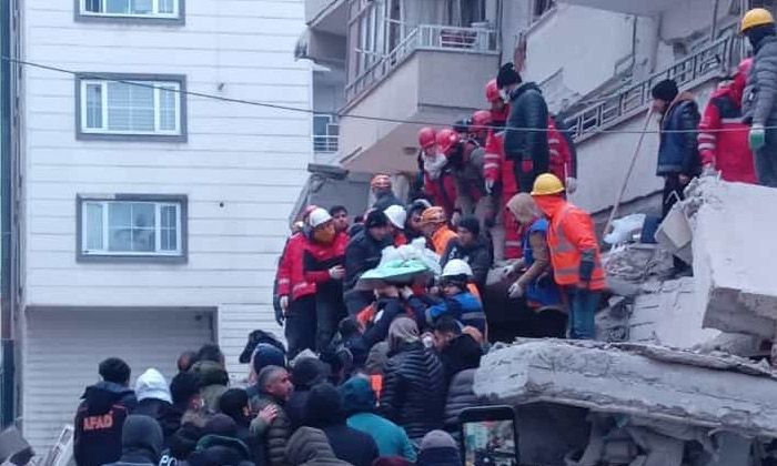 Diyarbakır’da 28 saat sonra sağ salim çıkarıldı, bekleyenlere umut oldu