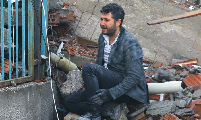 Hatay’da yakınlarını arayan depremzedenin feryadı görenlerin yüreğini dağladı
