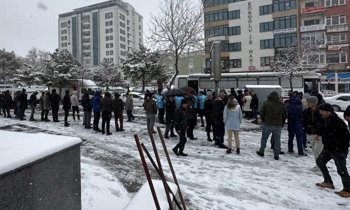 Kar altında kan bağışı kuyruğu